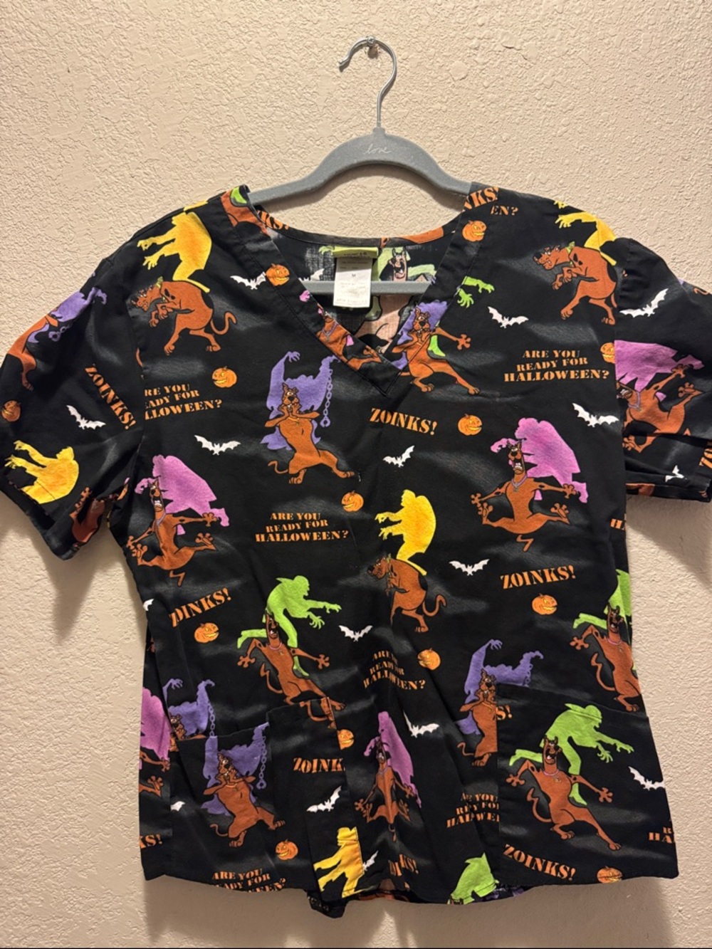 Halloween Scooby-Doo Print V-Neck Scrub Top - Black & Multicolor
